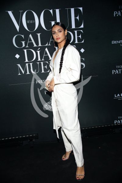 Renata Notni celebra Día de Muertos con Vogue
