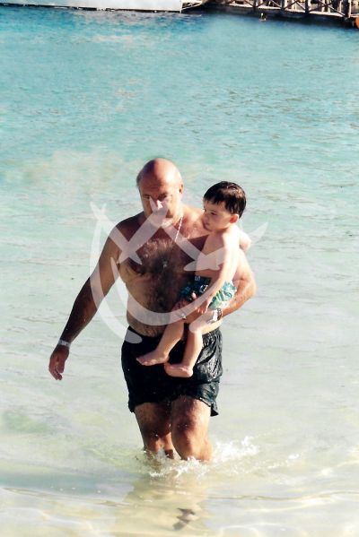 Oscar Cadena e hijo, 1999