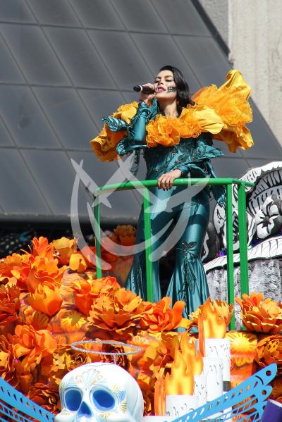 María León en el Desfile de Día de Muertos