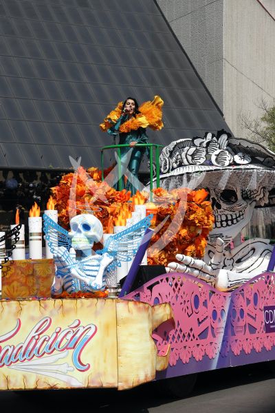 María León en el Desfile de Día de Muertos
