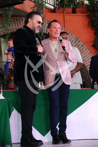 Mijares le canta el Himno a Julio César Chávez