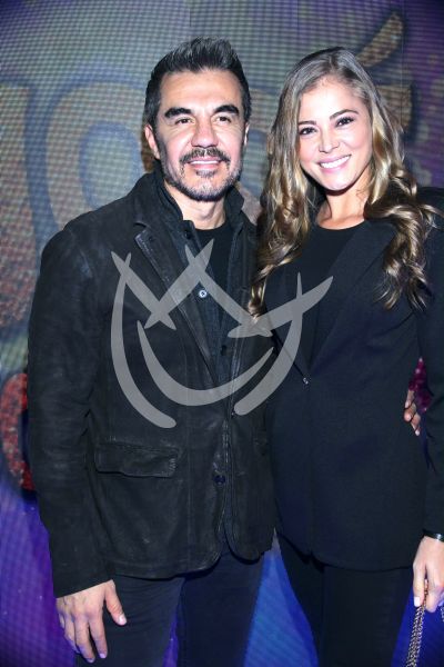 Adrián Uribe y esposa con José El Soñador