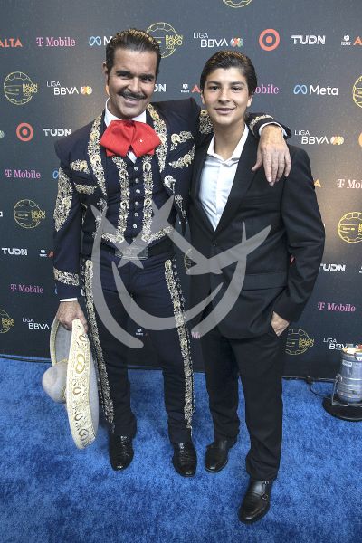 Pablo Montero e hijo con Balón de Oro