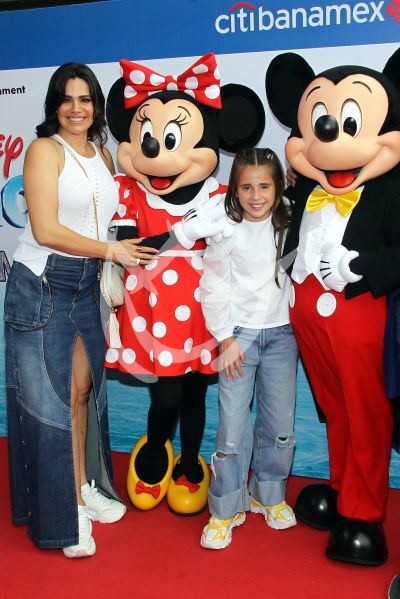 Luz Elena González con Disney on Ice