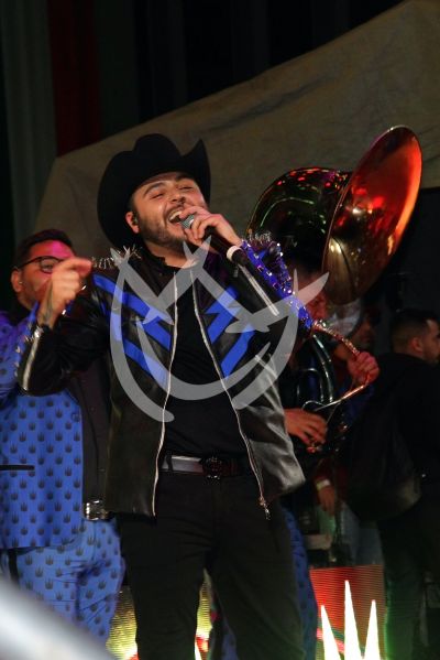 Gerardo Ortiz canta por México