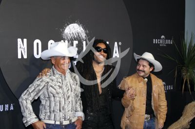 Lenny Kravitz toma sotol en México