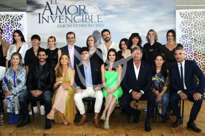 El Amor Invencible elenco