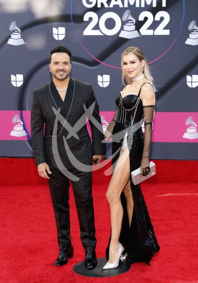 Luis Fonsi y esposa en Latin Grammy