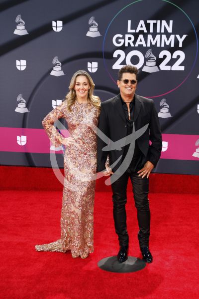 Carlos Vives y esposa en Latin Grammy