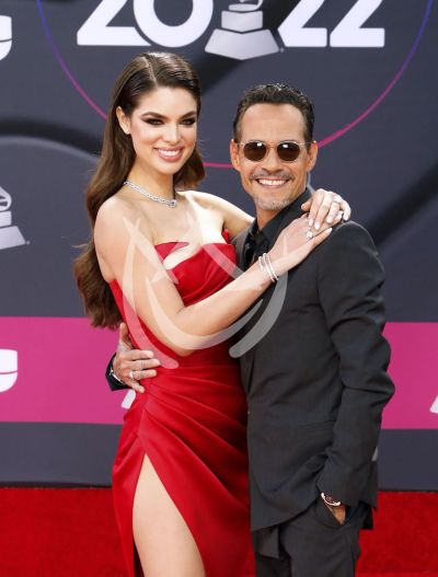 Marc Anthony y novia Nadia en Latin Grammy