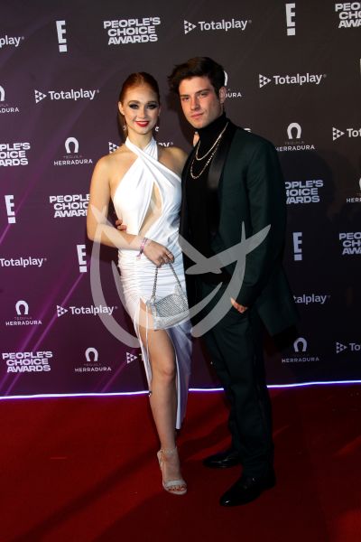 Nicolás Haza y novia en los People's Choice Awards