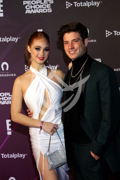 Nicolás Haza y novia en los People's Choice Awards