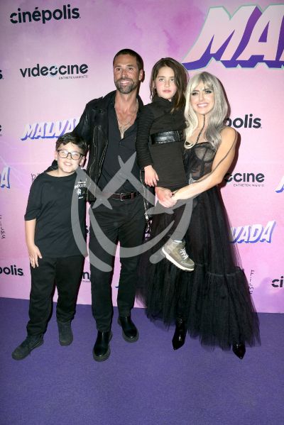 Michelle Renaud y Matías Novoa con hijos