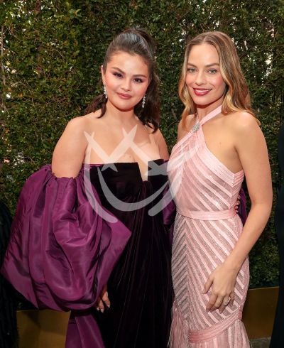 Selena Gomez y Margot Robbie en Golden Globes 2023