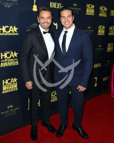 Eugenio Derbez e hijo Vadhir en los HCA Awards