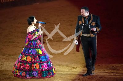 Ángela y Pepe Aguilar en Jaripeo Sin Fronteras