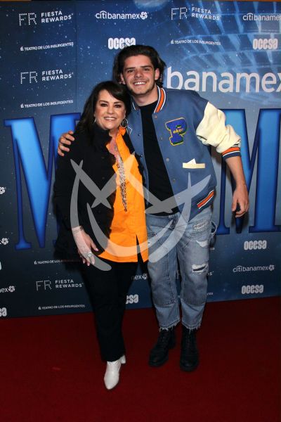 Isabel Lascurain e hijo en Mamma Mia