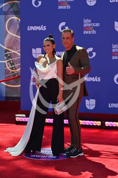 Karina Banda y Carlos Ponce en los Latin AMAs