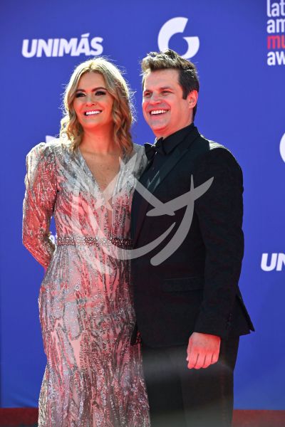 Mark Tacher y novia en los Latin AMAs