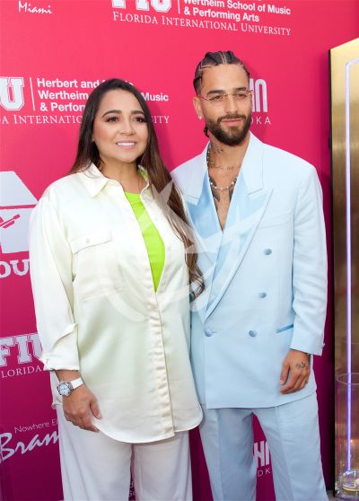 Maluma y hermana con Impact Award