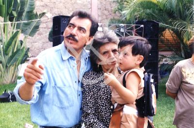 Julián Figueroa con papá y abuela, 1997