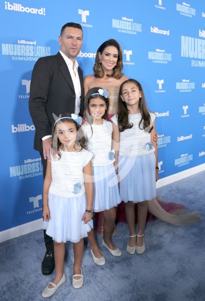 Jacqueline Bracamontes e hijas con Mujeres Billboard