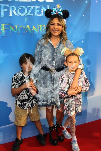 Mariana Ochoa e hijos con Disney on Ice