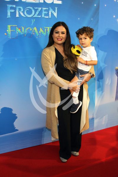 Mariana Echeverría e hijo con Disney on Ice