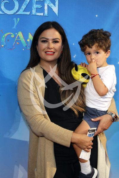 Mariana Echeverría e hijo con Disney on Ice