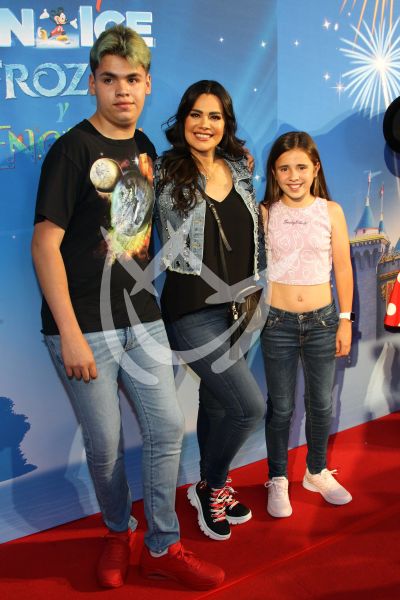 Luz Elena González e hijos con Disney on Ice