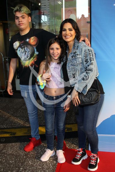 Luz Elena González e hijos con Disney on Ice