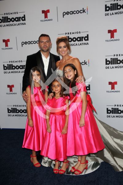 Jacky Bracamontes y familia en Latin Billboard