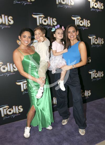 Pamela Silva y Michelle Galván con hijos
