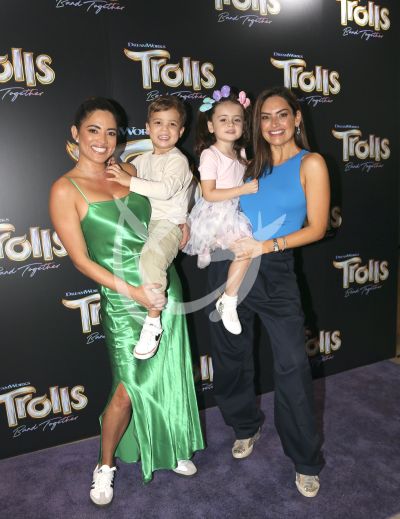Pamela Silva y Michelle Galván con hijos