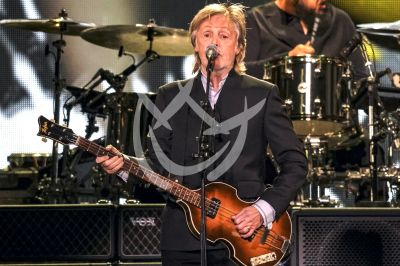 Paul McCartney consiente a sus fans mexicanos