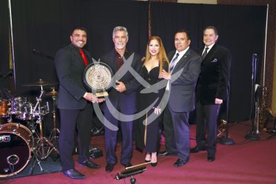 Esai Morales con Aztec Awards