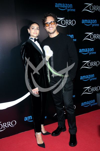 Renata Notni y Diego Boneta con Zorro