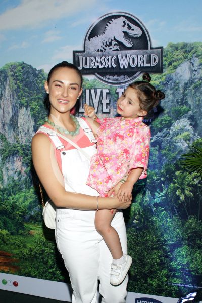 Jade Fraser e hija con los dinosaurios