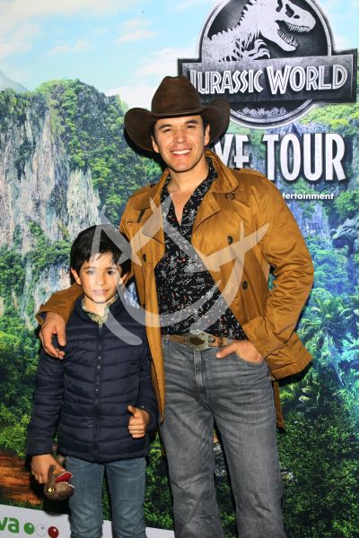 Raúl Sandoval e hijo con los dinosaurios