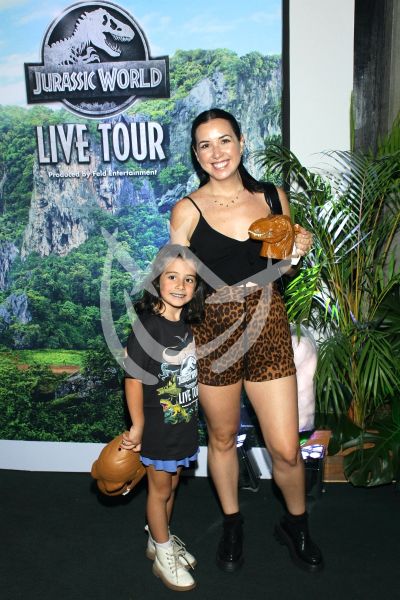Fátima Torre e hija con los dinosaurios