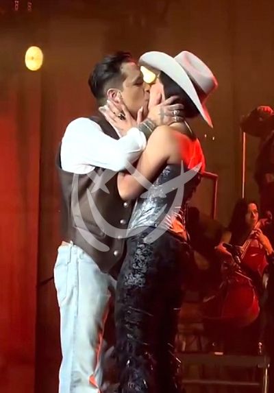 Christian Nodal y Ángela Aguilar cantan ¡a besos!