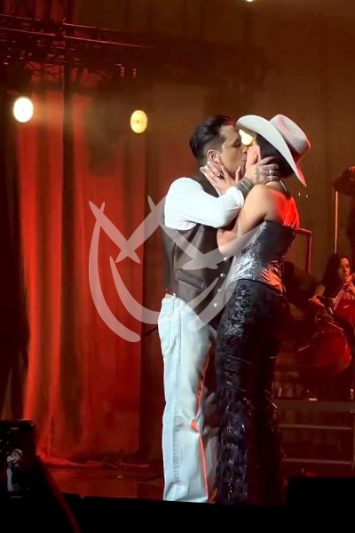 Christian Nodal y Ángela Aguilar cantan ¡a besos!