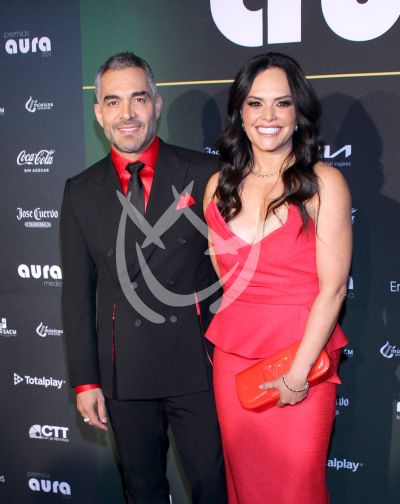 Omar Chaparro y esposa en Premios Aura