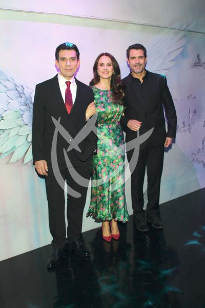 Jorge Sallinas, Natalia Esperón y Rafael Novoa con Ángel de Aurora