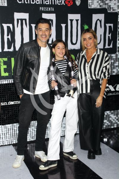 Carmen, Juan Ángel e hija con Beetlejuice