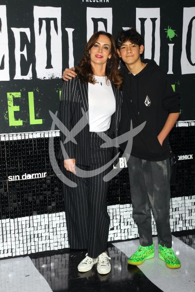 Anette Michel e hijo con Beetlejuice