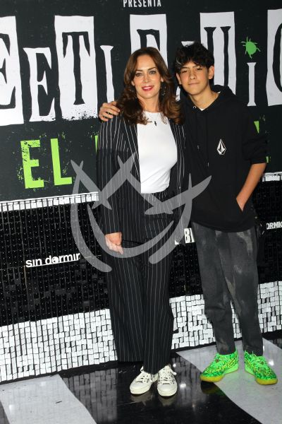 Anette Michel e hijo con Beetlejuice