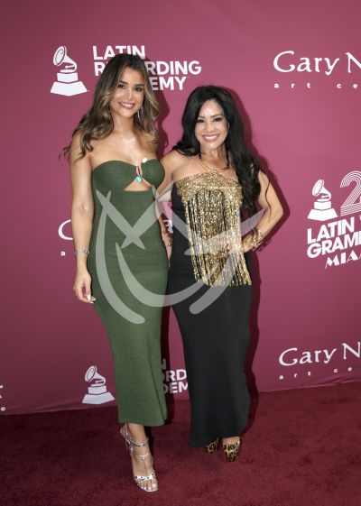 Carolina Sandoval con Grammy Art