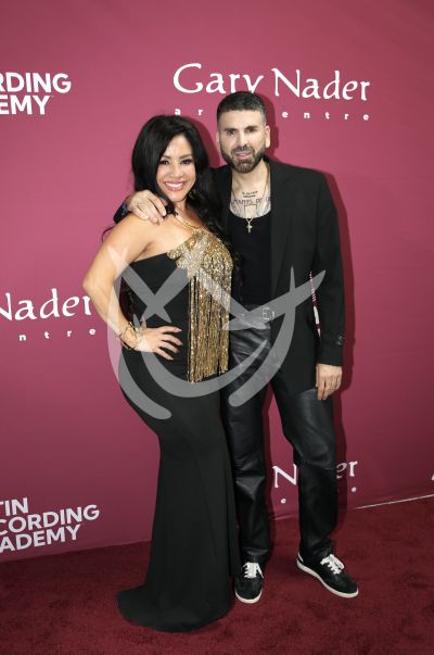 Carolina Sandoval con Grammy Art