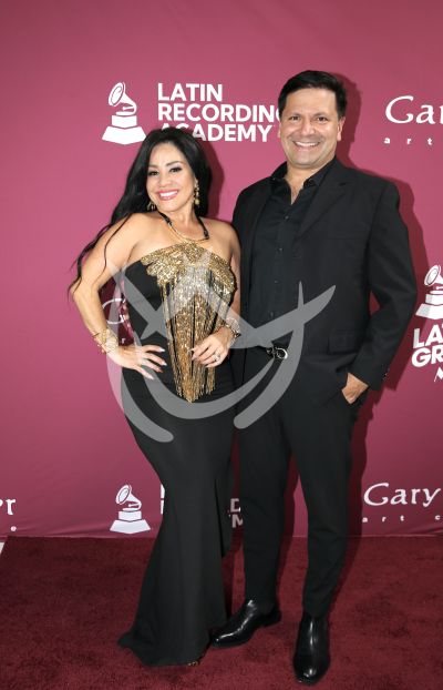 Carolina Sandoval y esposo con Grammy Art